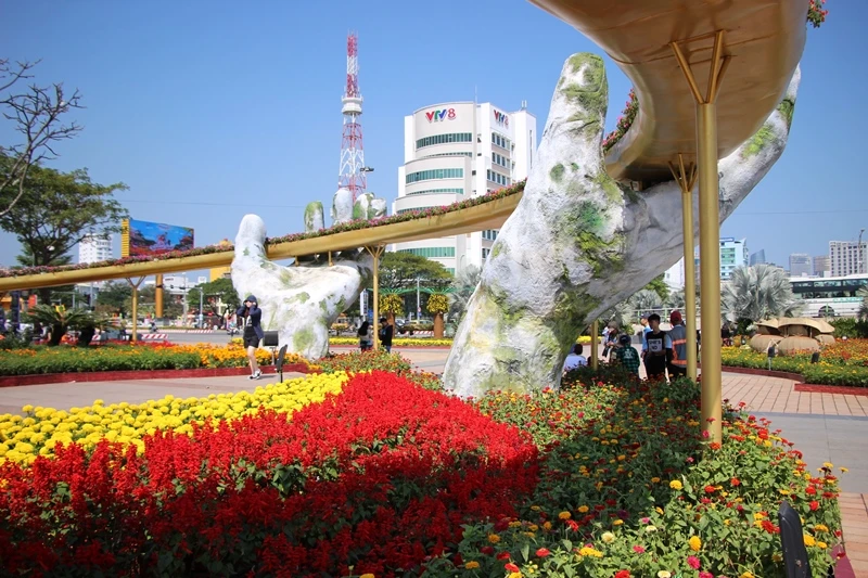 Trẩy hội 'cầu Vàng' bên đường hoa Xuân Đà Nẵng ảnh 5