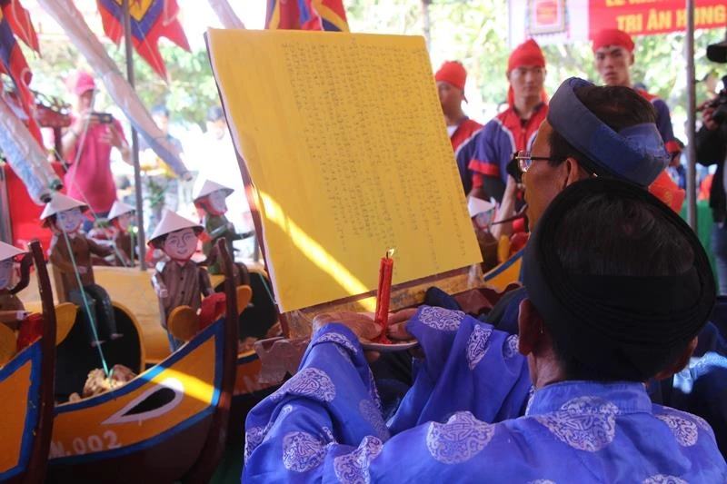 Ngàn người chen chân xem tái hiện hùng binh Hoàng Sa ảnh 6