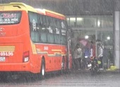 Ngày đầu hoạt động trở lại, Bến xe Đà Nẵng đón khách trong mưa