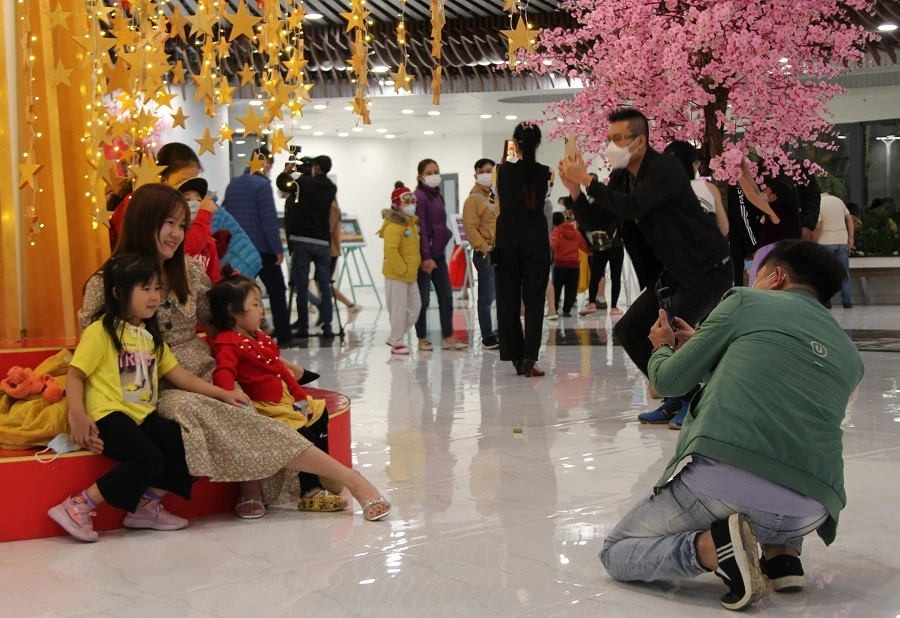 Người dân nô nức xuống phố vui xuân đón giao thừa ảnh 25 Người dân nô nức xuống phố vui xuân đón giao thừa ảnh 25