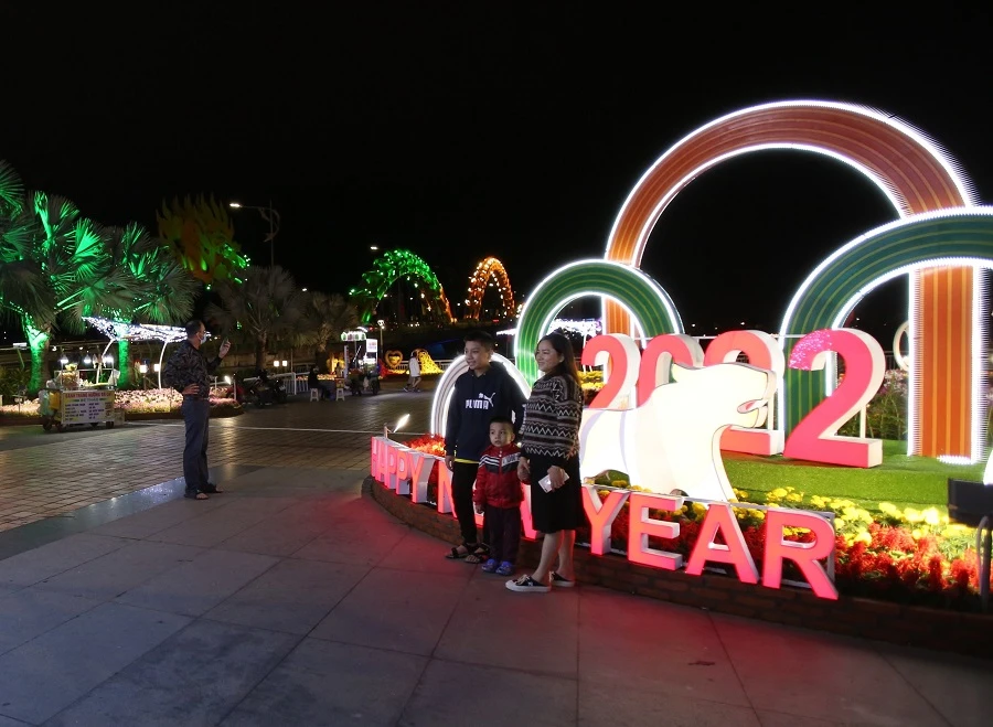 Người dân nô nức xuống phố vui xuân đón giao thừa ảnh 21 Người dân nô nức xuống phố vui xuân đón giao thừa ảnh 21