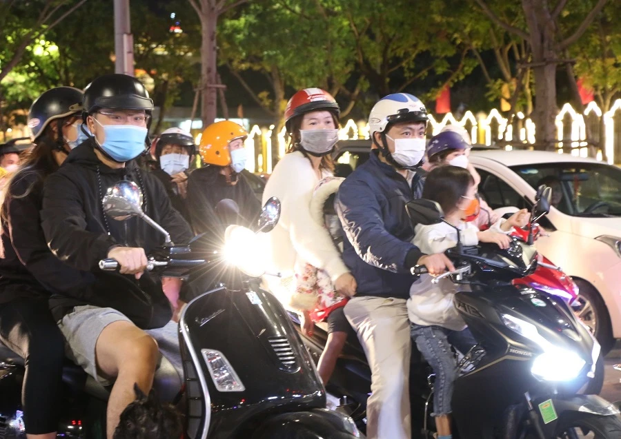 Người dân nô nức xuống phố vui xuân đón giao thừa ảnh 20 Người dân nô nức xuống phố vui xuân đón giao thừa ảnh 20