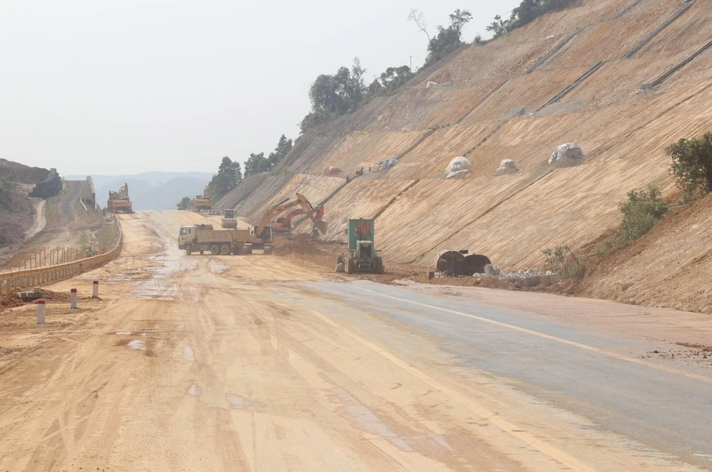 Điểm sụt trượt tại Km25 hướng Huế - Đà Nẵng. Ảnh: TẤN VIỆT