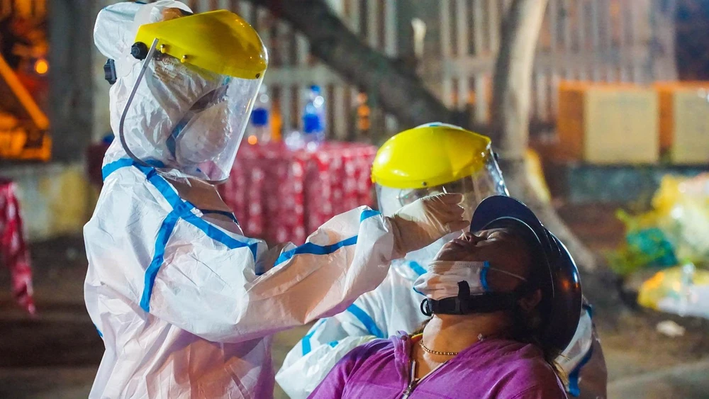 Xét nghiệm COVID-19 tại Đà Nẵng. Ảnh: TẤN VIỆT