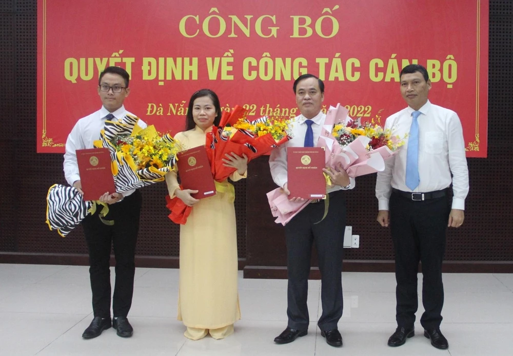 Từ trái qua phải: Ông Lê Hoàng Phúc, bà Lê Thị Xuân Nga và ông Nguyễn Trung Nghĩa. Ảnh: TẤN VIỆT