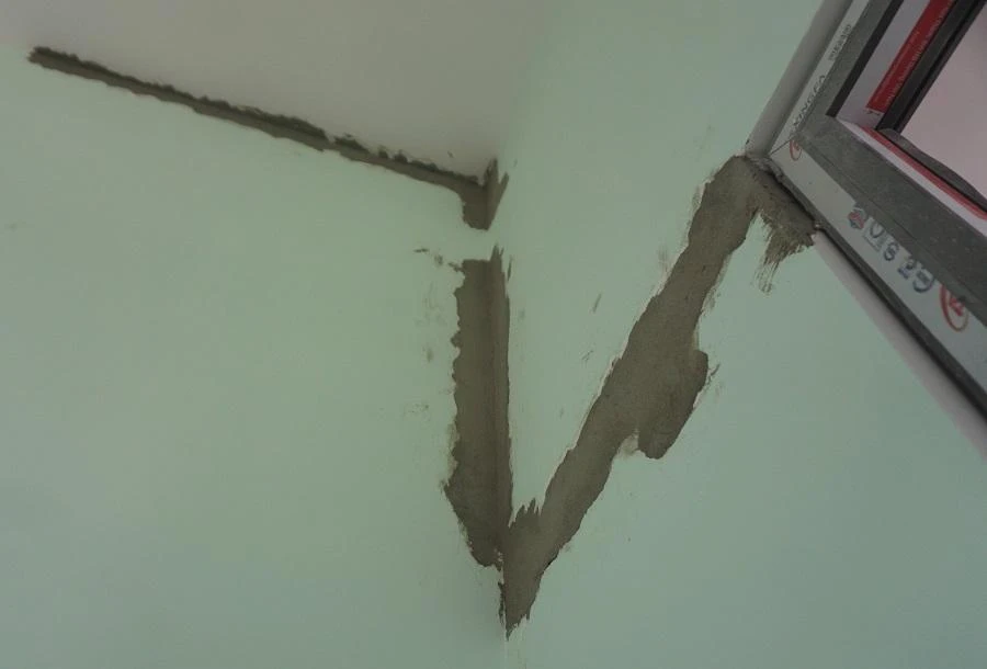 Nhà thầu thi công đã cho trét lại xi măng tại các vết nứt. Ảnh: HG Nhà thầu thi công đã cho trét lại xi măng tại các vết nứt. Ảnh: HG