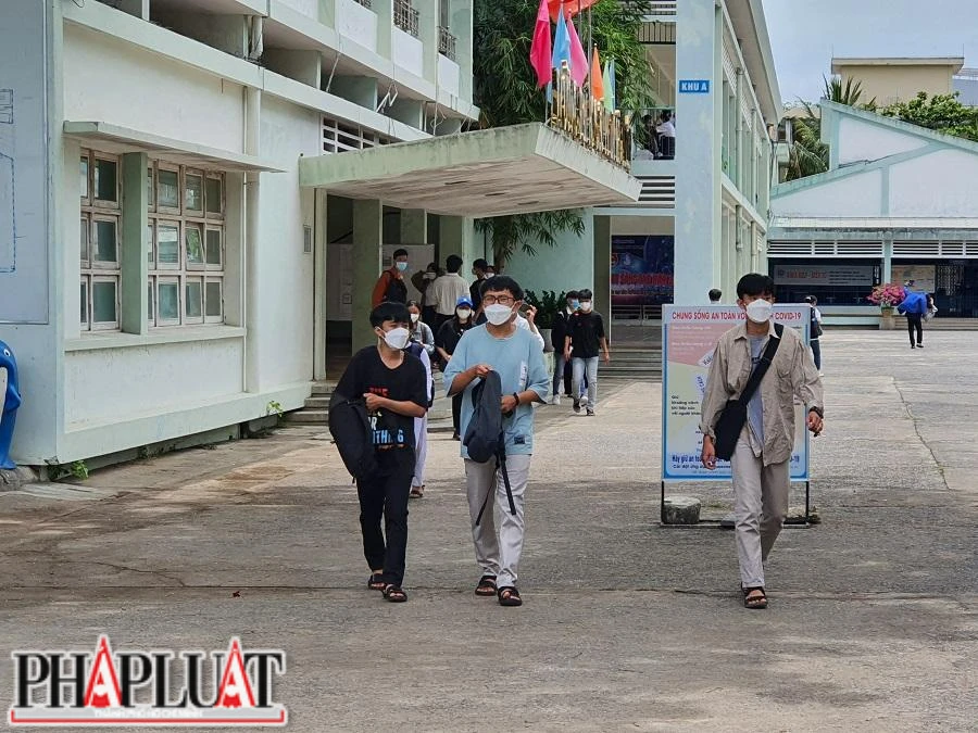 Các thí sinh ra khỏi phòng thi với tâm lý khá thoải mái. Ảnh: TẤN VIỆT