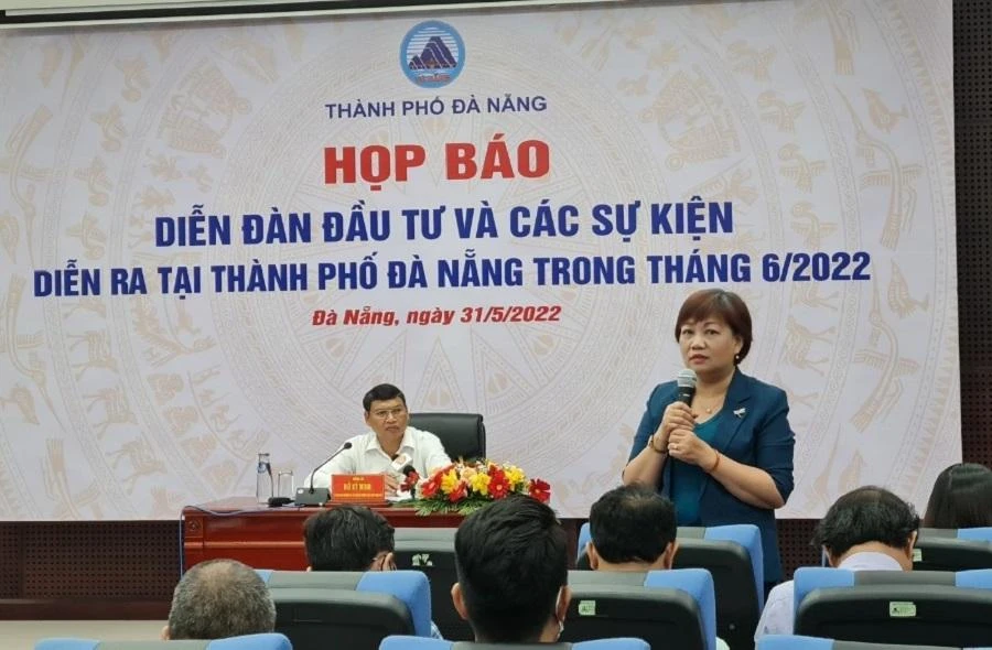 Bà Huỳnh Liên Phương, Giám đốc Ban Xúc tiến và Hỗ trợ đầu tư TP Đà Nẵng trả lời tại cuộc họp báo. Ảnh: TẤN VIỆT