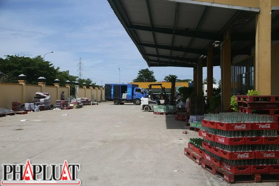 Một số doanh nghiệp thuê mặt bằng tập kết hàng hóa trong bến xe. Ảnh: NGÔ QUANG