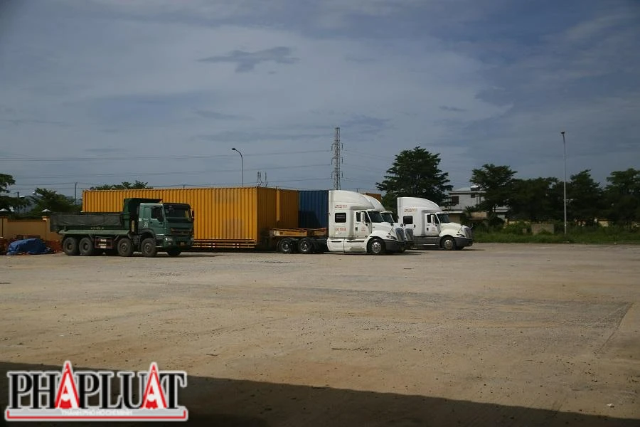 Nơi đây cũng thành chỗ đậu đỗ xe container, xe tải... Ảnh: NGÔ QUANG