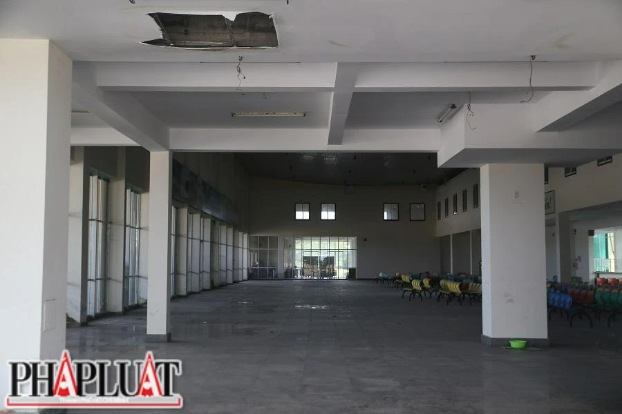 Bên trong bến xe, nhiều hạng mục xuống cấp nghiêm trọng. Ảnh: NGÔ QUANG