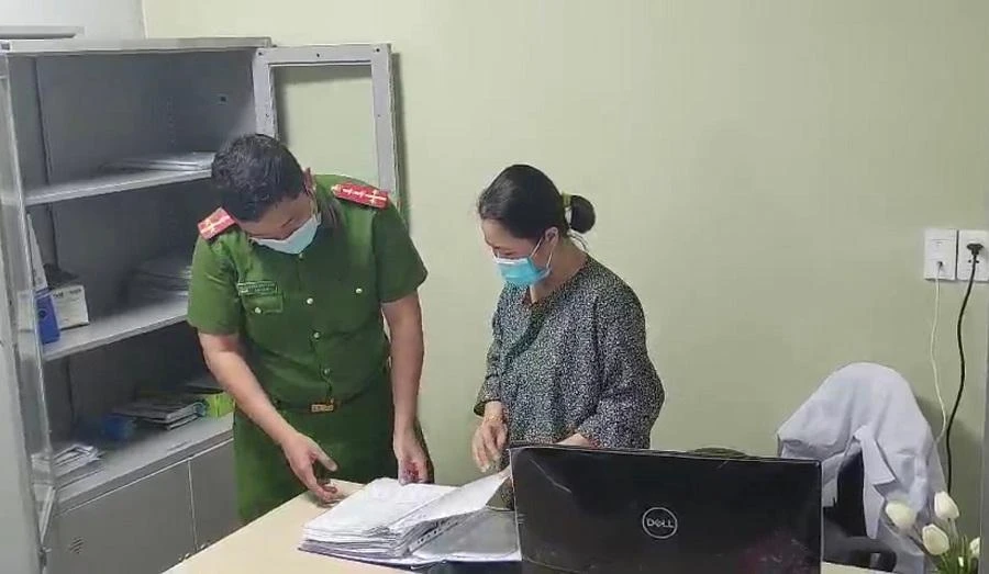 Công an khám xét trụ sở CDC Đà Nẵng tối 20-6. Ảnh: NGÔ QUANG