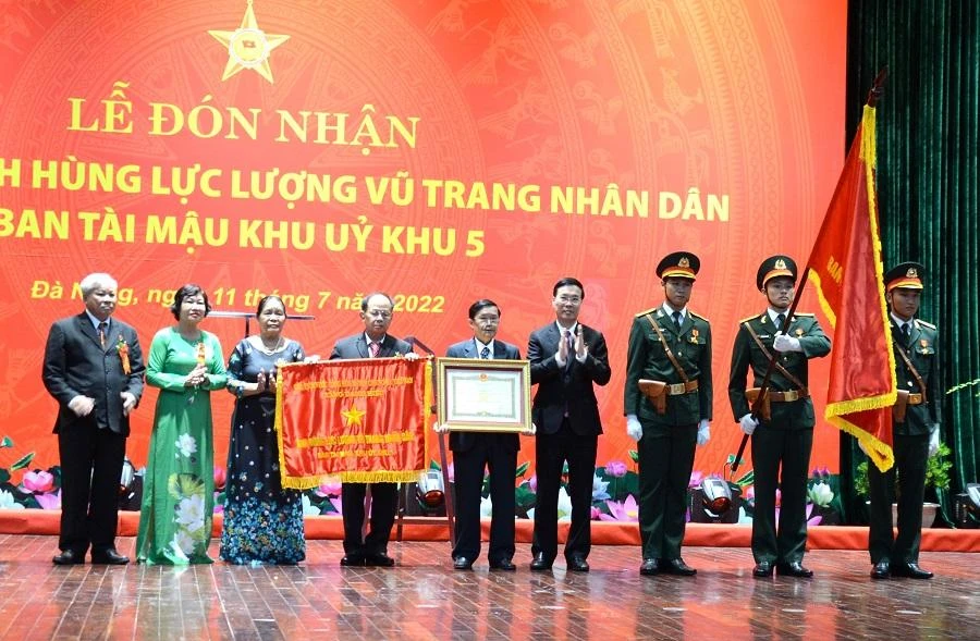 Thường trực Ban Bí thư Võ Văn Thưởng trao quyết định của Chủ tịch nước phong tặng danh hiệu Anh hùng Lực lượng vũ trang Nhân dân cho Ban Tài mậu Khu ủy Khu V. Ảnh: TẤN VIỆT