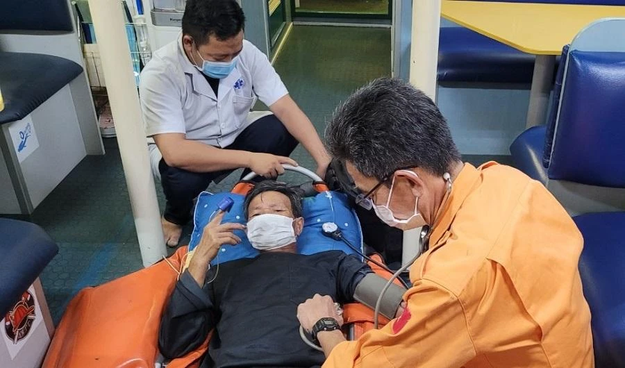 Ngư dân Nguyễn Văn Sinh được cấp cứu kịp thời. Ảnh: Danang MRCC Ngư dân Nguyễn Văn Sinh được cấp cứu kịp thời. Ảnh: Danang MRCC