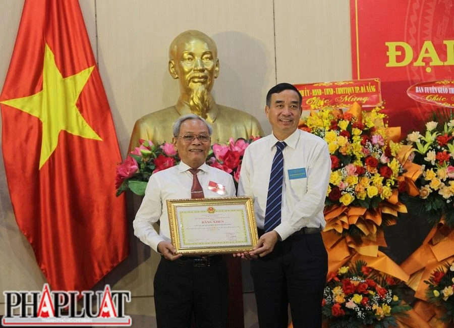 Ông Lê Tự Cường (bên trái) thay mặt CLB Thái Phiên nhận bằng khen từ Chủ tịch UBND TP Đà Nẵng Lê Trung Chinh. Ảnh: TẤN VIỆT Ông Lê Tự Cường (bên trái) thay mặt CLB Thái Phiên nhận bằng khen từ Chủ tịch UBND TP Đà Nẵng Lê Trung Chinh. Ảnh: TẤN VIỆT