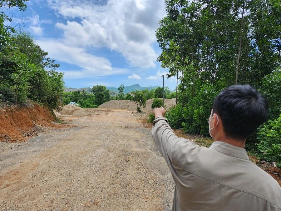 Bãi tập kết cát sạn trái phép của Công ty cổ phần Chính Nam 679, tổng khối lượng khoảng 1.000 m3. Ảnh: TẤN VIỆT