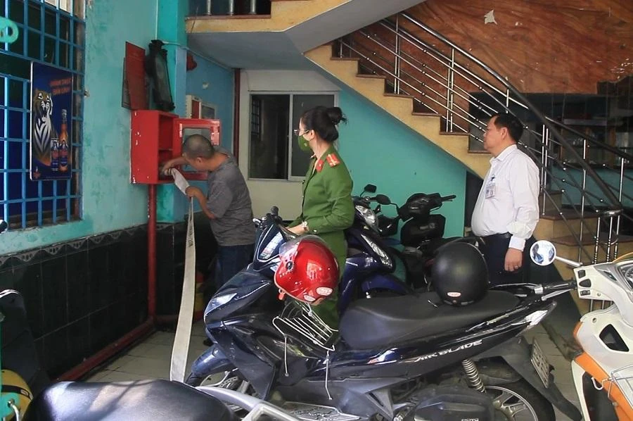 Công an quận Thanh Khê, Đà Nẵng kiểm tra điều kiện PCCC tại một quán karaoke trên địa bàn quận. Ảnh: NGÔ QUANG
