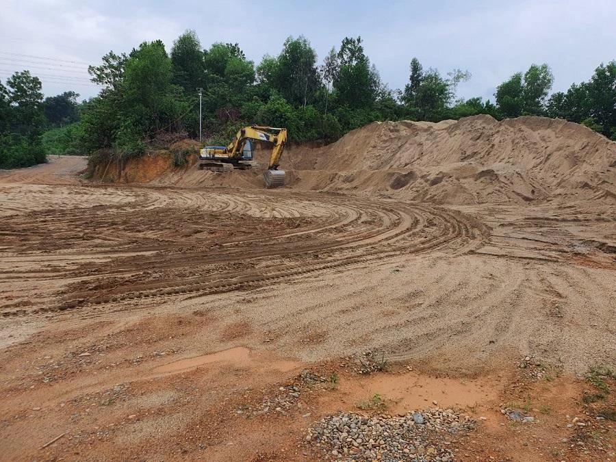 Bãi cát trái phép khoảng 1.000 m3 được di chuyển khỏi vị trí vi phạm. Ảnh: TẤN VIỆT