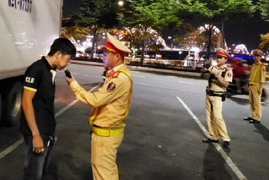 Cảnh sát giao thông Đà Nẵng kiểm tra nồng độ cồn của một tài xế. Ảnh: H.H