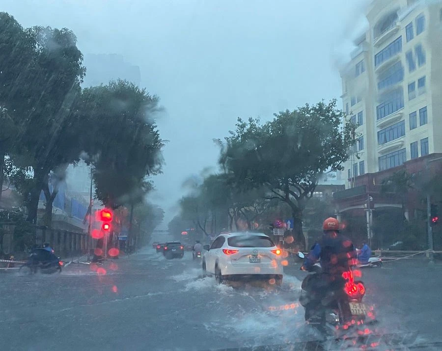 Mưa lớn gây ngập nhiều tuyến đường tại Đà Nẵng trong chiều 14-10. Ảnh: HẢI HIẾU Mưa lớn gây ngập nhiều tuyến đường tại Đà Nẵng trong chiều 14-10. Ảnh: HẢI HIẾU