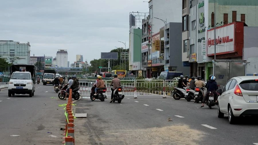Người dân lưu thông rất khó khăn tại khu vực này. Ảnh: TẤN VIỆT
