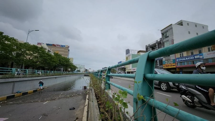 Các phương tiện giao thông được phân luồng di chuyển phía trên hầm chui. Ảnh: TẤN VIỆT