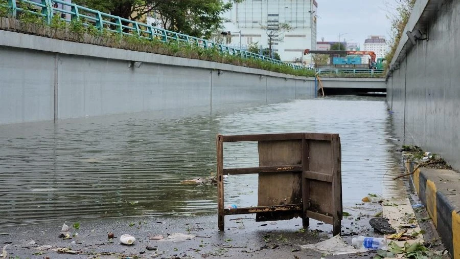 Hầm chui Điện Biên Phủ ngập trong nước. Ảnh: TẤN VIỆT