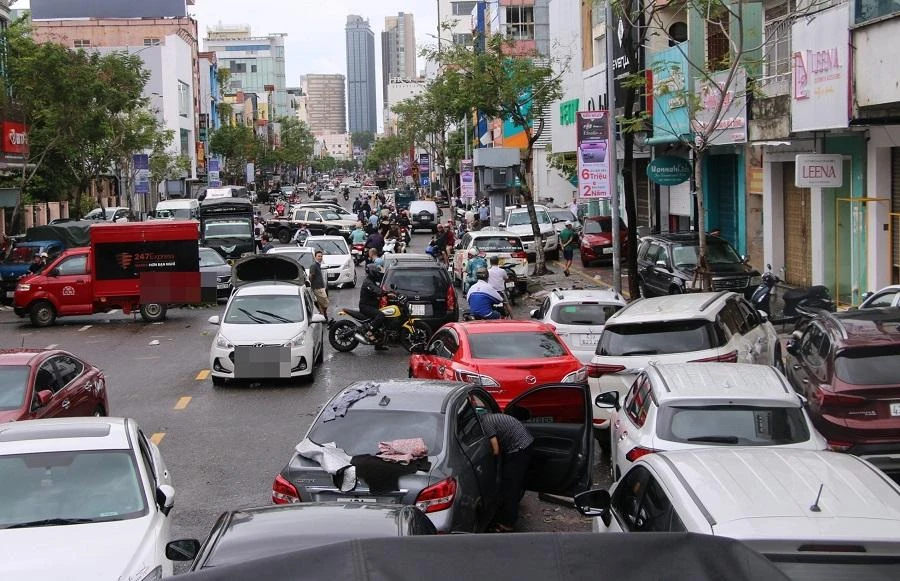 Ô tô chết máy la liệt trên tuyến đường Lê Duẩn, Đà Nẵng. Ảnh: TẤN VIỆT