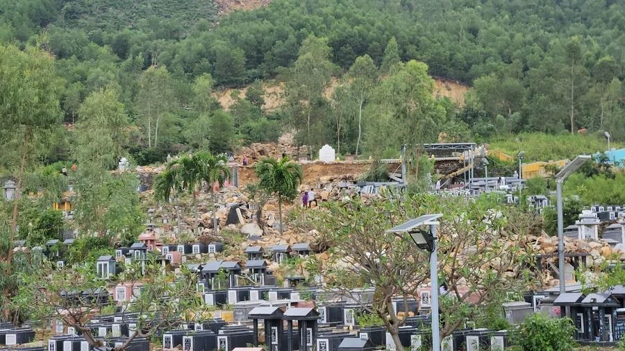 Sạt lở cả mảng đồi lớn phía trên khu mộ. Ảnh: TẤN VIỆT