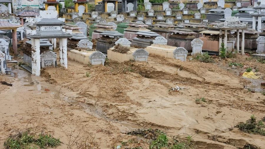 Cảnh tượng tại nghĩa trang Hòa Sơn. Ảnh: TẤN VIỆT