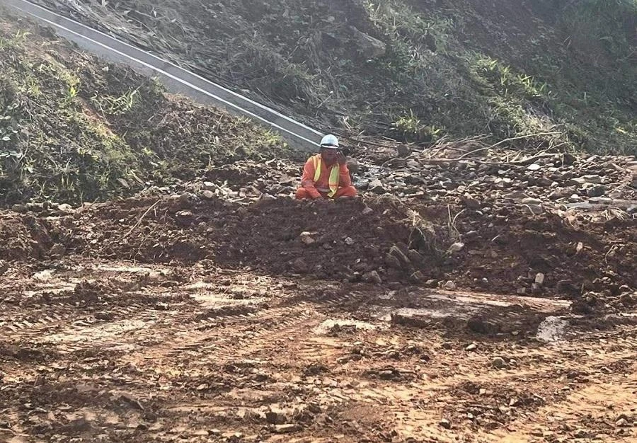 Hơn 2.000 m3 đất đá tràn xuống lấp mặt đường. Ảnh: HT