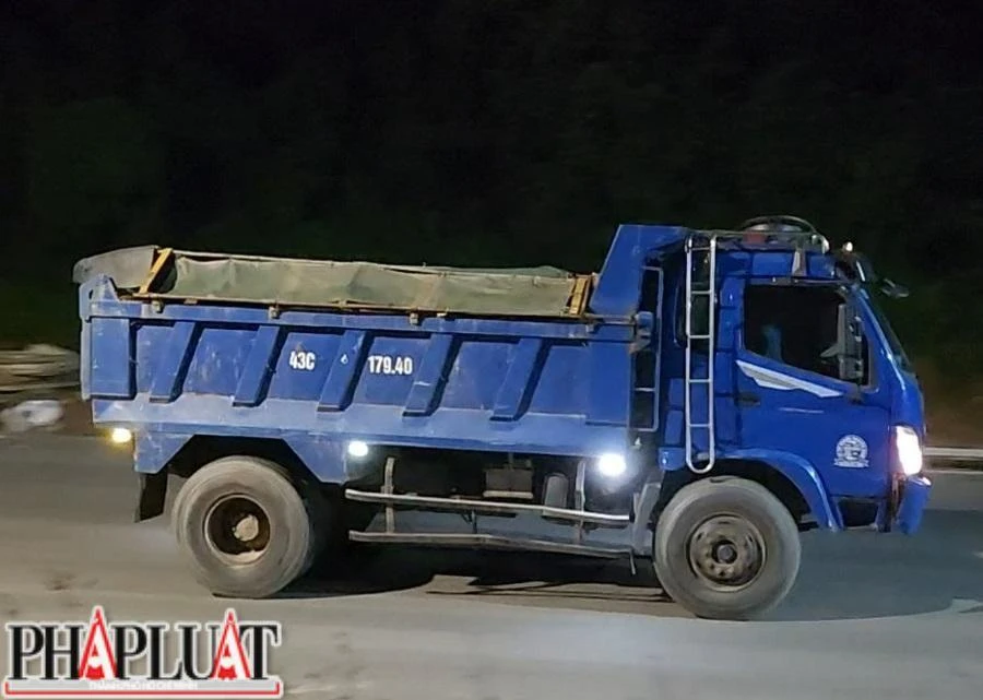 Xe ben chở đất múc trộm từ đèo ông Gấm đi san lấp các dự án trên địa bàn TP Đà Nẵng. Ảnh: TẤN VIỆT