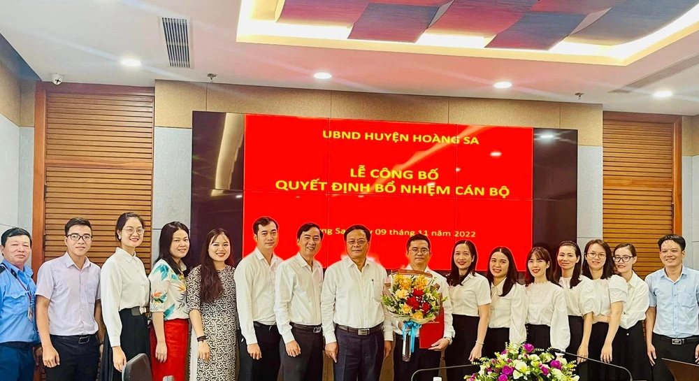 Ông Lê Tiến Công nhận quyết định và hoa từ lãnh đạo UBND huyện Hoàng Sa. Ảnh: UBND huyện Hoàng Sa