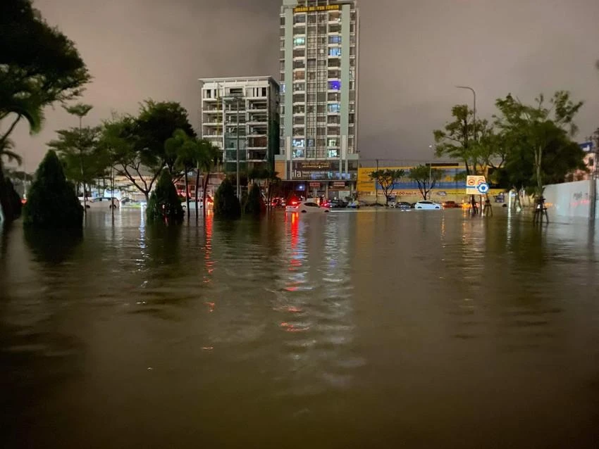Biển nước trong đêm 14-10 ở trung tâm TP Đà Nẵng. Ảnh: HẢI HIẾU