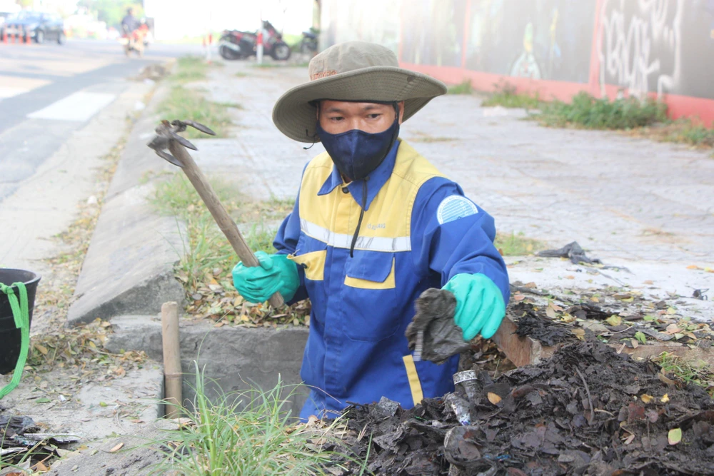 Đà Nẵng ra quân nạo vét cống rãnh sau trận ngập lụt lịch sử. Ảnh: NGÔ QUANG