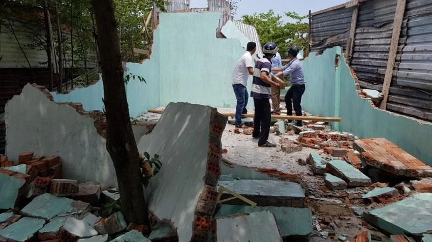 Lực lượng chức năng phường Hòa Khánh Nam cưỡng chế một căn nhà xây trái phép trong vùng quy hoạch ga đường sắt. Ảnh: TẤN VIỆT