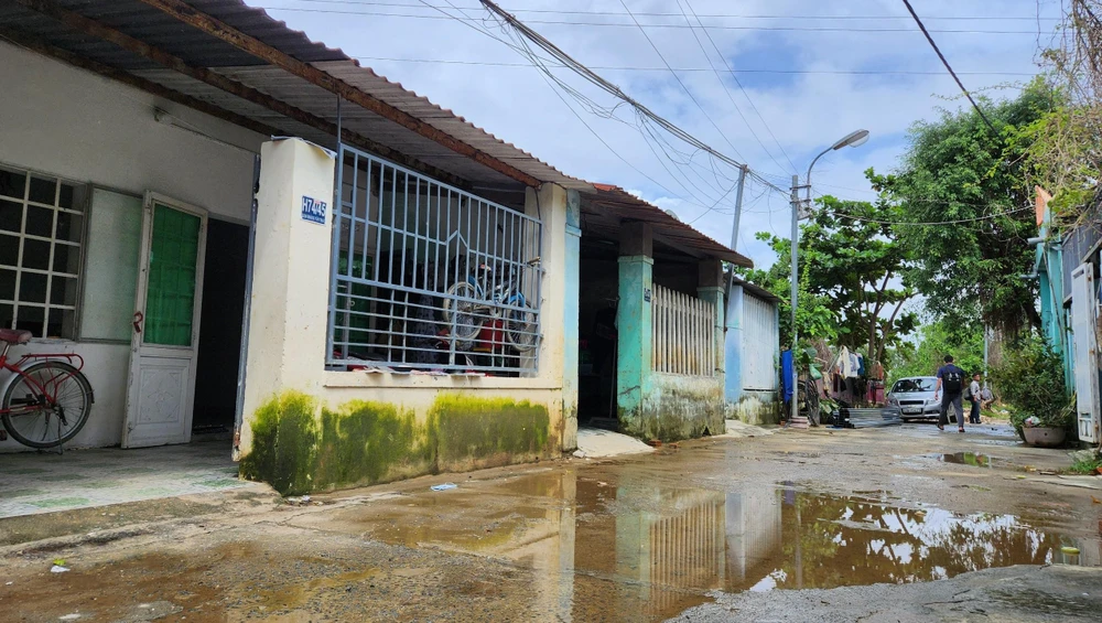 Nhiều căn nhà tạm bợ trong vùng quy hoạch ga đường sắt không thể sửa chữa trong gần 20 năm qua. Ảnh: TẤN VIỆT