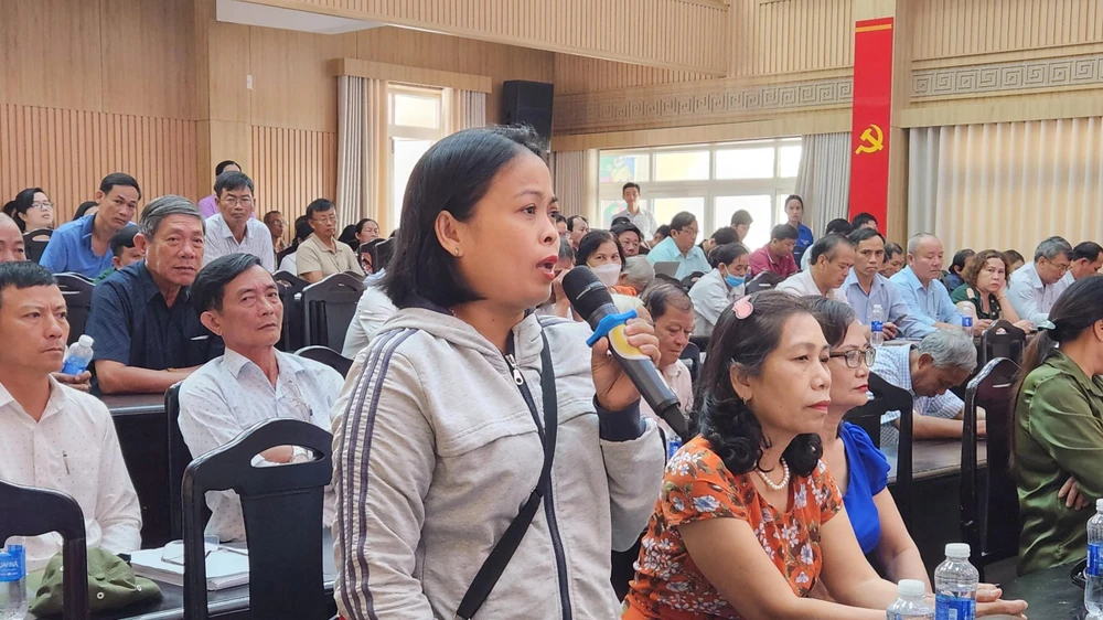 Cử tri quận Liên Chiểu rất tha thiết muốn được nâng cấp, sửa chữa nhà cửa do phải ở trong vùng quy hoạch các dự án quá lâu. Ảnh: TẤN VIỆT