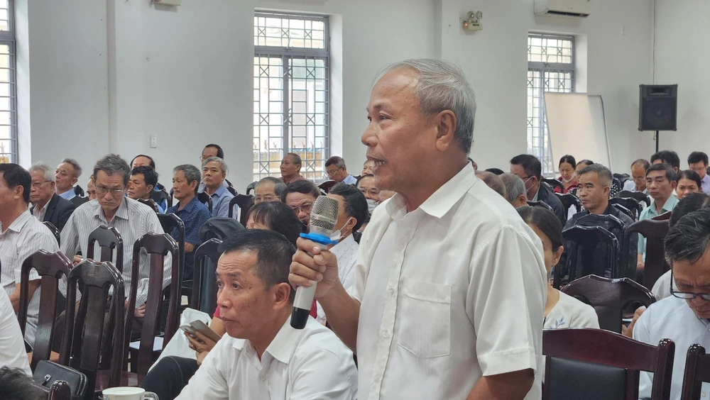 Cử tri phường Hòa Thuận Tây phàn nàn chuyện thiếu thuốc chữa bệnh trong các cơ sở y tế. Ảnh: TẤN VIỆT