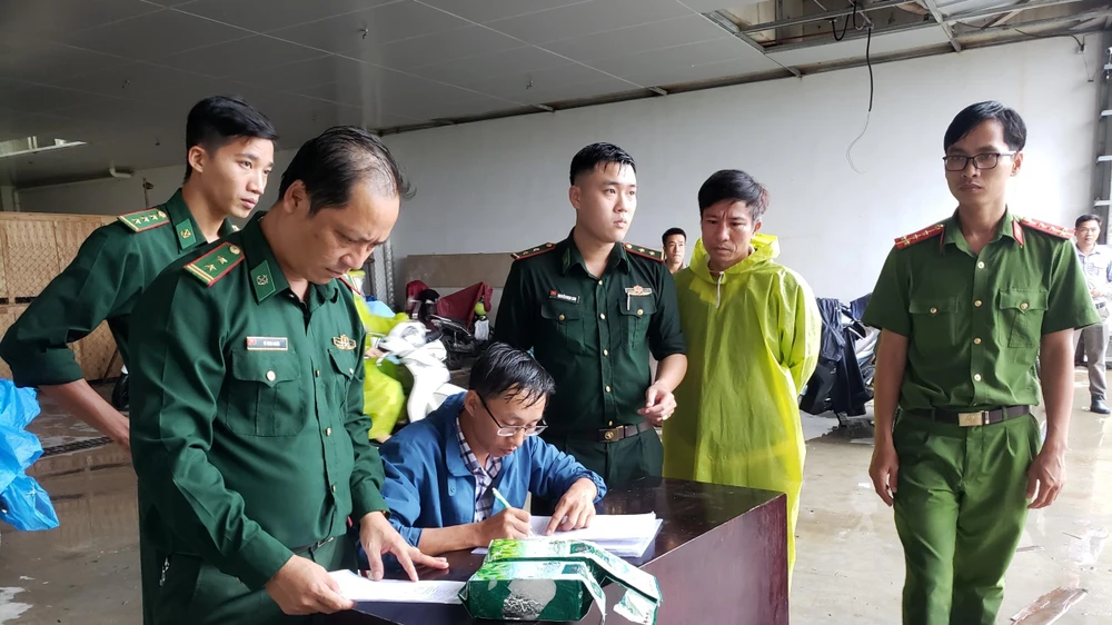 Lực lượng chức năng lập biên bản tiếp nhận các gói tinh thể nghi là ma túy đá. Ảnh: TH Lực lượng chức năng lập biên bản tiếp nhận các gói tinh thể nghi là ma túy đá. Ảnh: TH