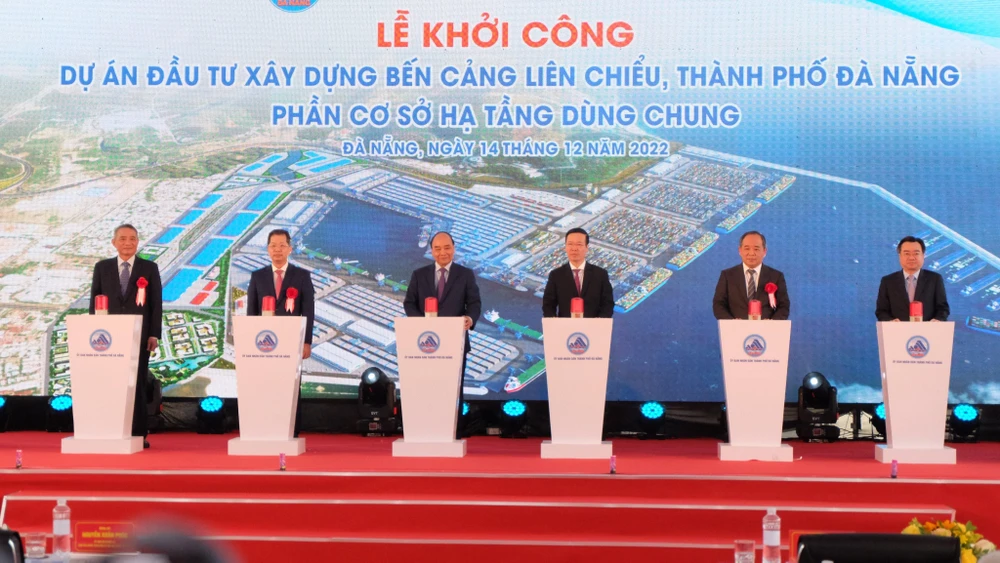 Chủ tịch nước Nguyễn Xuân Phúc và Thường trực Ban Bí thư Võ Văn Thưởng dự lễ khởi công cảng Liên Chiểu. Ảnh: TẤN VIỆT