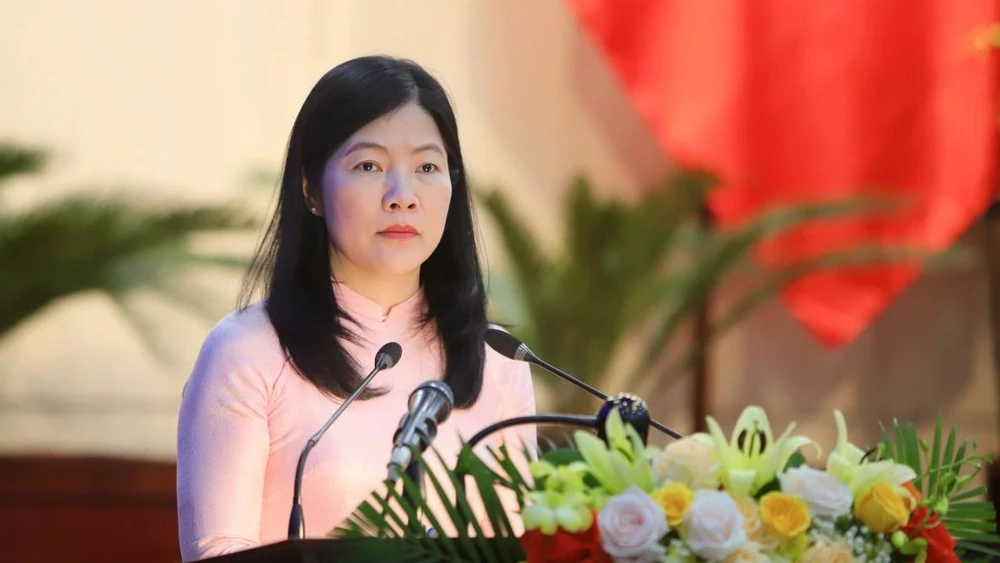 Giám đốc Sở GD&ĐT Đà Nẵng Lê Thị Bích Thuận trả lời tại phiên chất vấn. Ảnh: TẤN VIỆT Giám đốc Sở GD&ĐT Đà Nẵng Lê Thị Bích Thuận trả lời tại phiên chất vấn. Ảnh: TẤN VIỆT