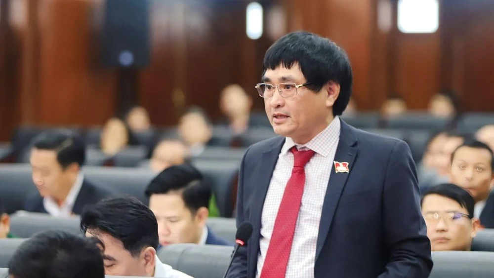 Đại biểu Nguyễn Thành Tiến ý kiến tại phiên chất vấn chiều 14-12, tại kỳ họp thứ 10 HĐND TP Đà Nẵng khóa X. Ảnh: TẤN VIỆT Đại biểu Nguyễn Thành Tiến ý kiến tại phiên chất vấn chiều 14-12, tại kỳ họp thứ 10 HĐND TP Đà Nẵng khóa X. Ảnh: TẤN VIỆT