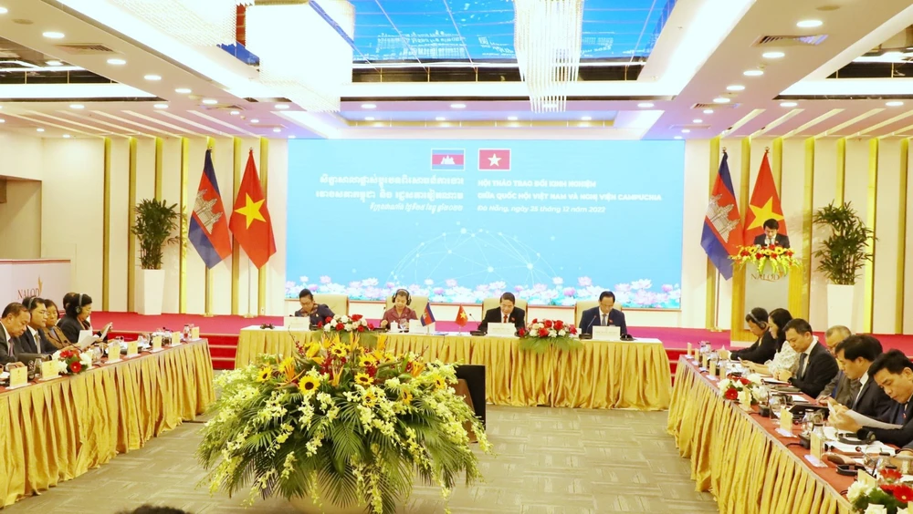 Hội thảo trao đổi kinh nghiệm công tác giữa Quốc hội Việt Nam và Quốc hội Campuchia. Ảnh: TẤN VIỆT