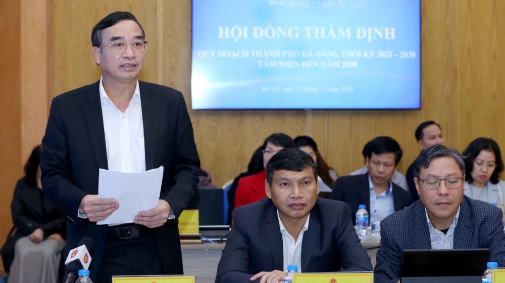 Chủ tịch UBND TP Đà Nẵng Lê Trung Chinh báo cáo tại phiên họp. Ảnh: MPI