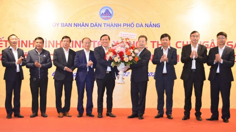 Bí thư Thành ủy Đà Nẵng Nguyễn Văn Quảng (thứ tư từ phải) tặng hoa chúc mừng ngành tài chính TP vì những kết quả đạt được trong công tác thu ngân sách năm 2022. Ảnh: TT