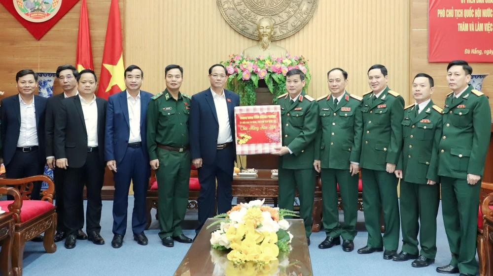 Phó Chủ tịch Quốc hội Trần Quang Phương đến thăm, chúc Tết Bộ Tư lệnh Quân khu 5. Ảnh: TẤN VIỆT