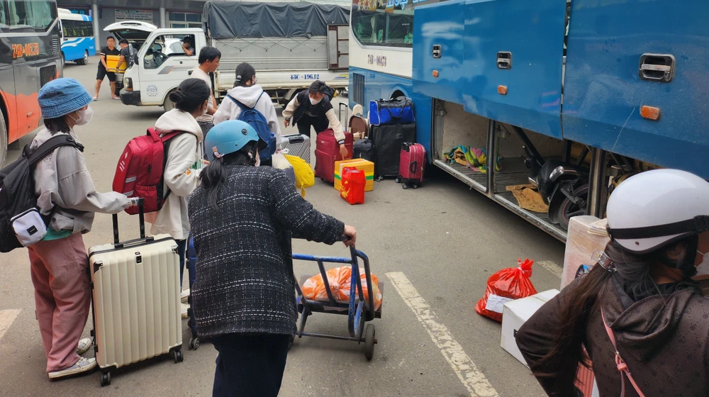 Bến xe Đà Nẵng nhộn nhịp hơn hẳn ngày thường. Ảnh: TẤN VIỆT