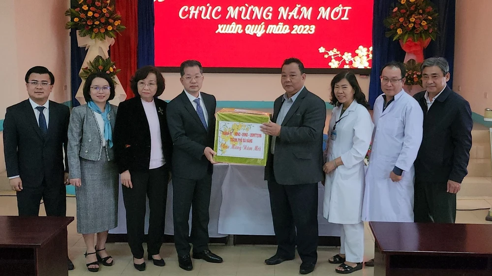 Bí thư Đà Nẵng Nguyễn Văn Quảng thăm, chúc Tết hai bệnh viện ngày cận Tết Nguyên đán Quý Mão 2023. Ảnh: TẤN VIỆT
