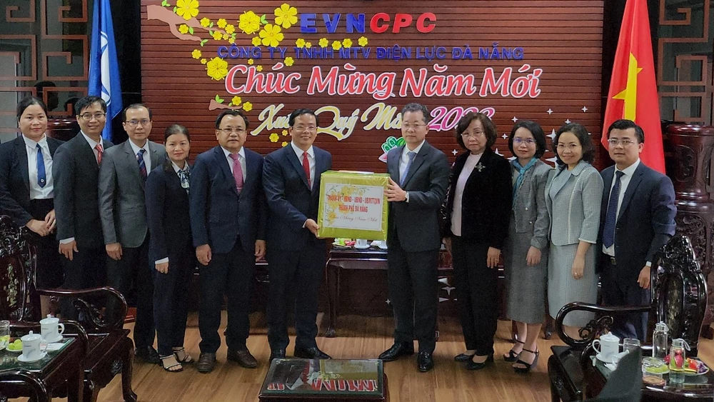 Bí thư Thành ủy Đà Nẵng Nguyễn Văn Quảng thăm, chúc Tết Công ty TNHH một thành viên Điện lực Đà Nẵng. Ảnh: TẤN VIỆT